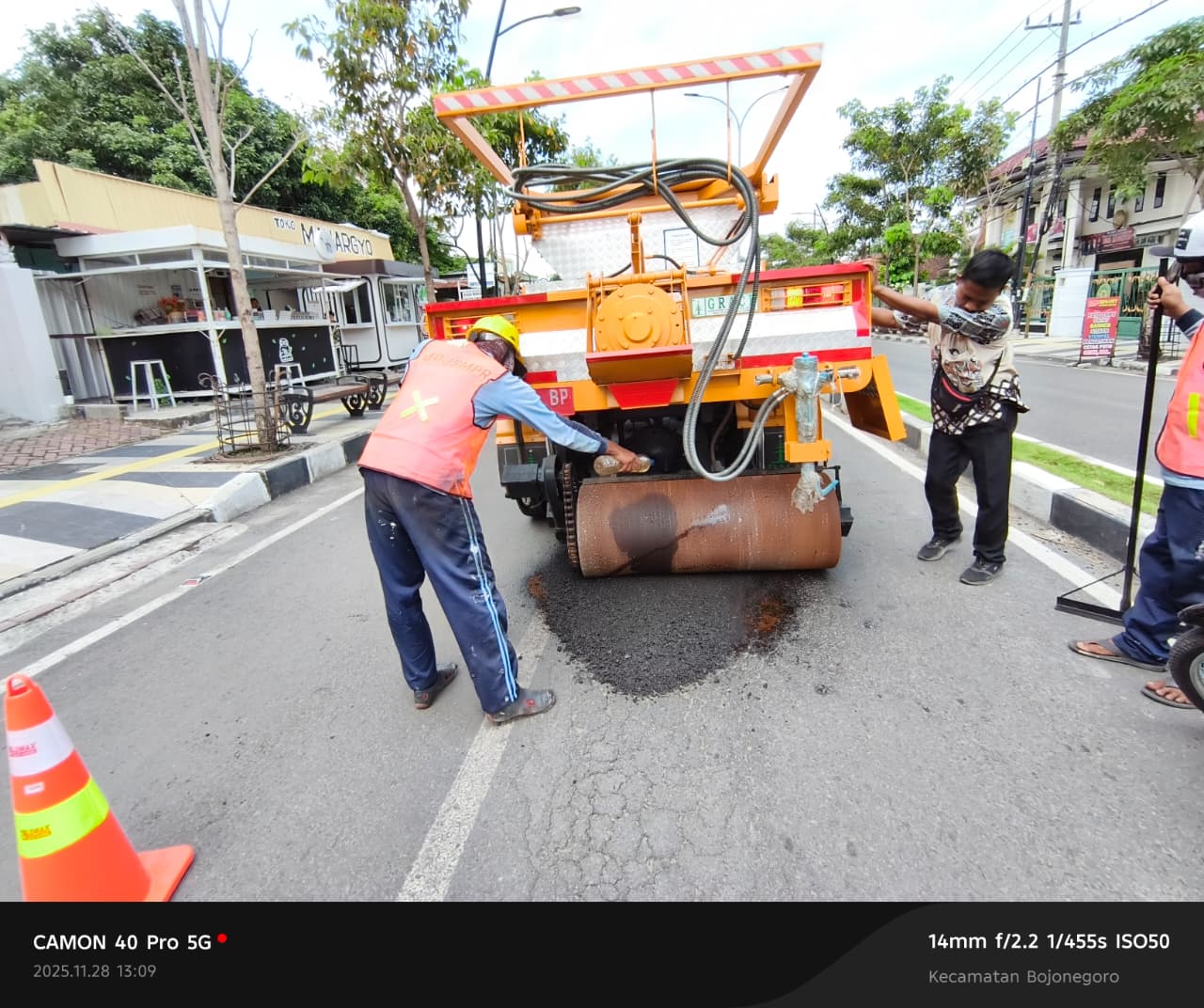 Pemeliharaan rutin Jalan Kabupaten