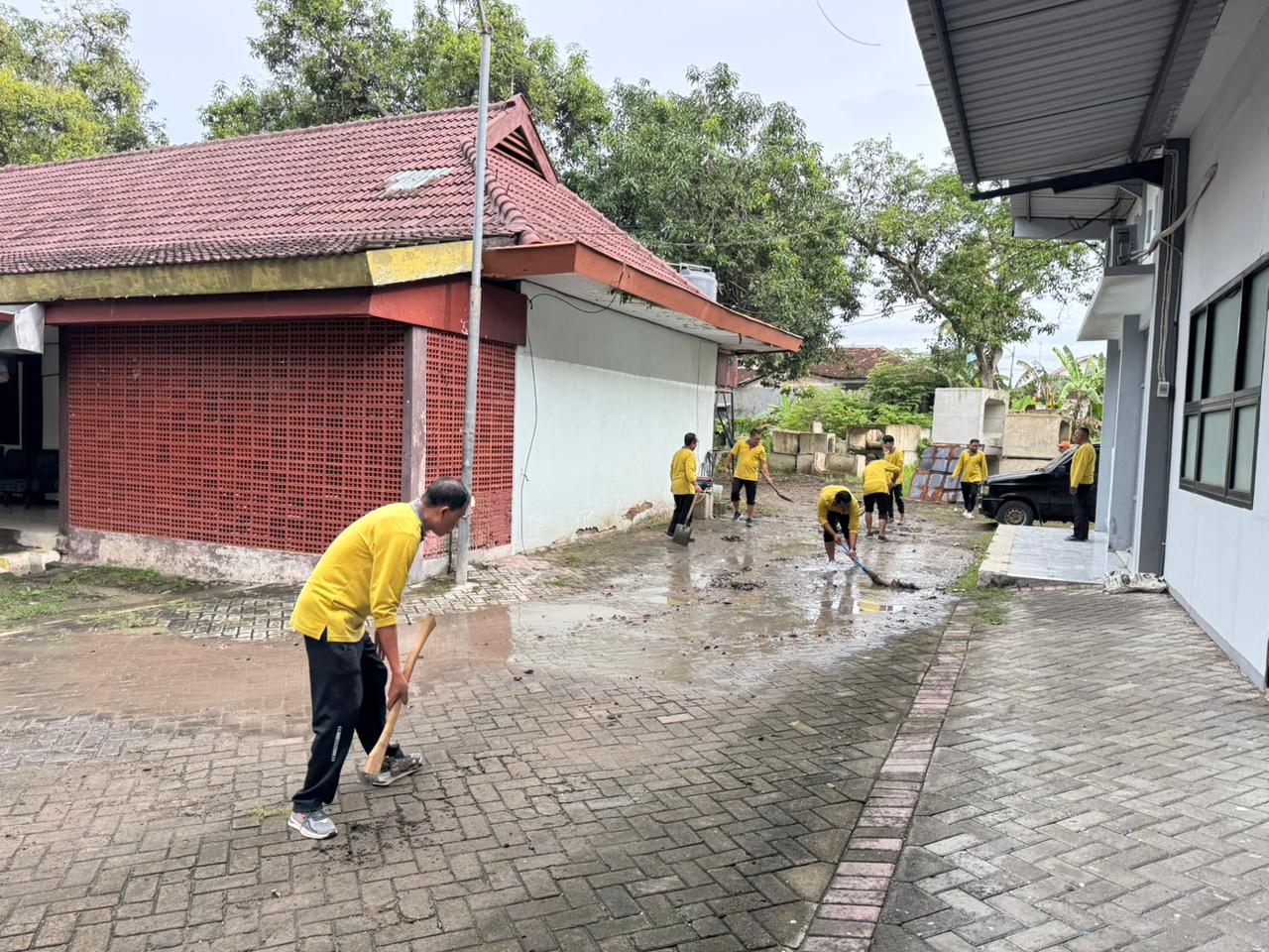 Kerja Bhakti di Lingkungan Kantor