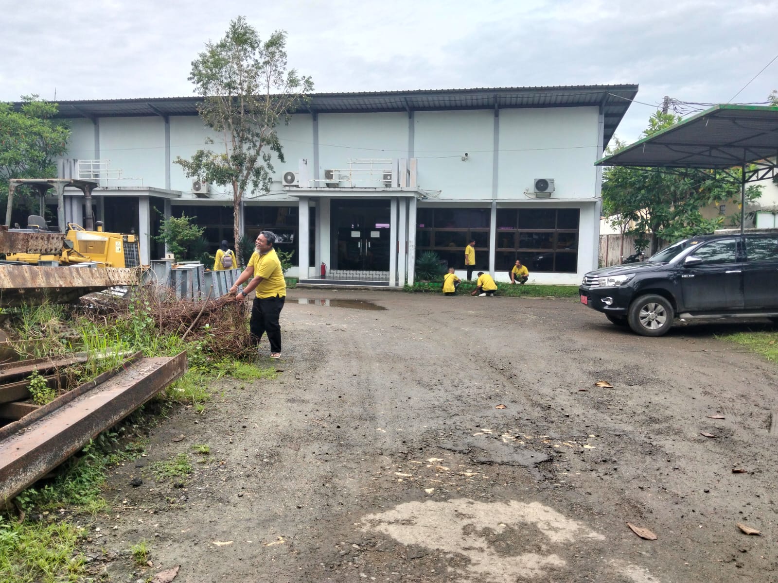 Kerja Bhakti di Lingkungan Kantor