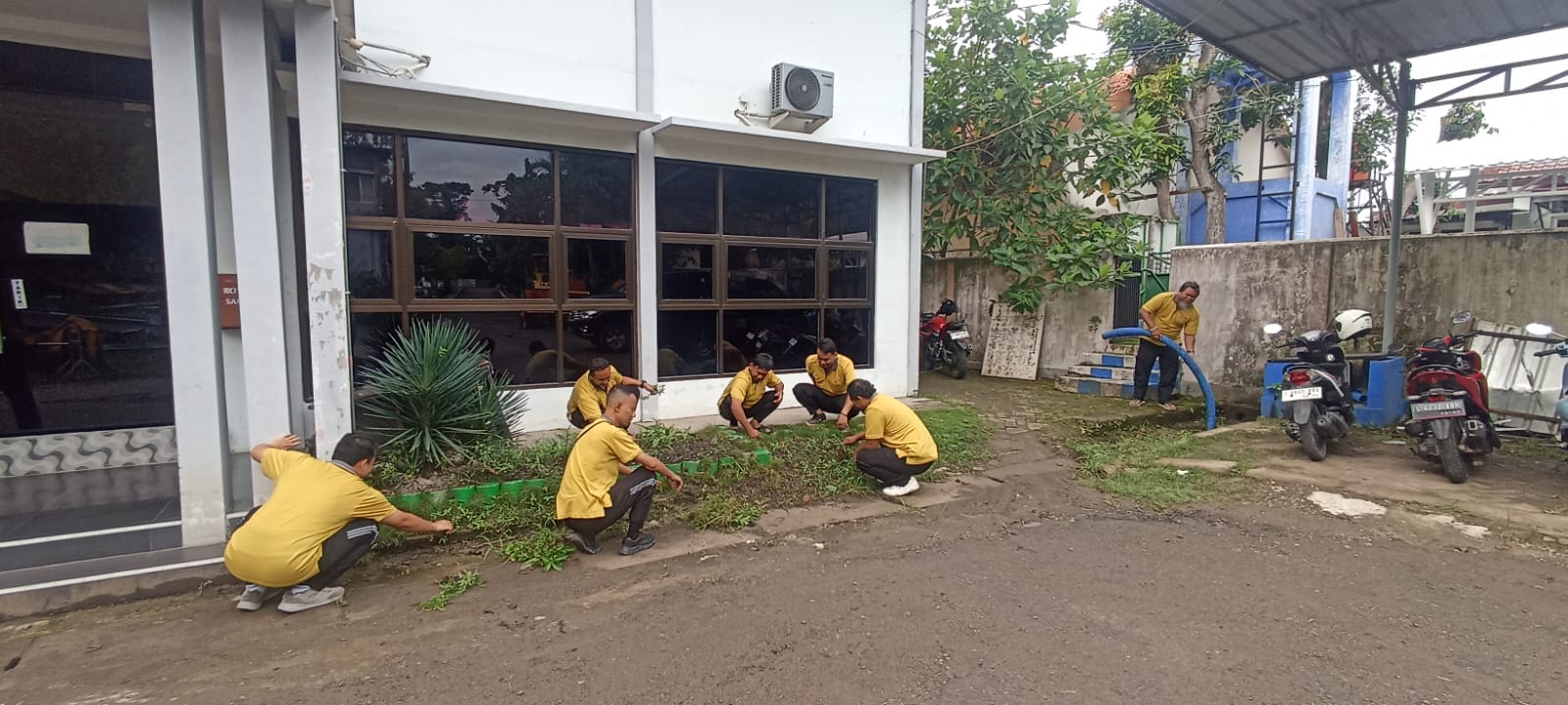 Kerja Bhakti di Lingkungan Kantor