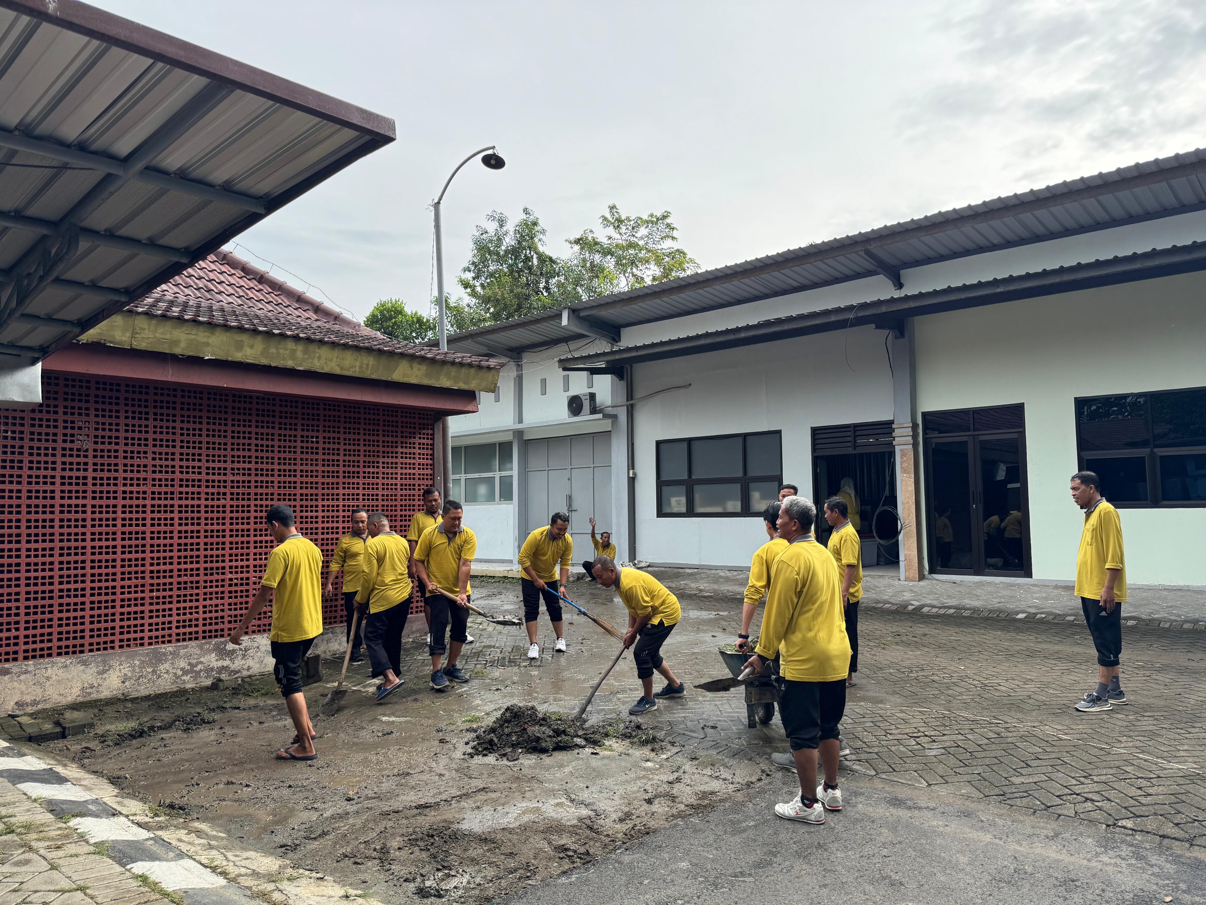 Kerja Bhakti di Lingkungan Kantor