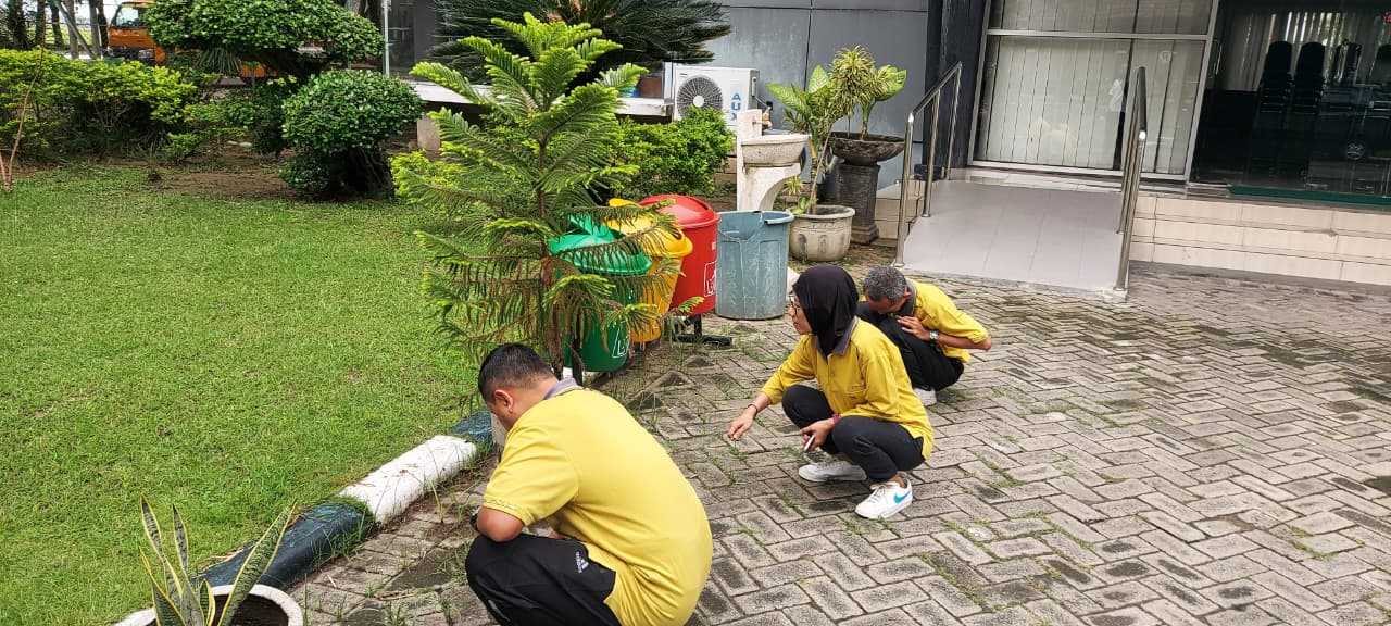Kerja Bhakti di Lingkungan Kantor