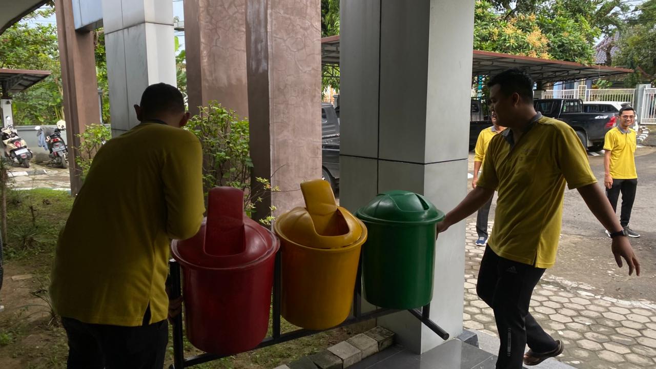 Kerja Bhakti di Lingkungan Kantor