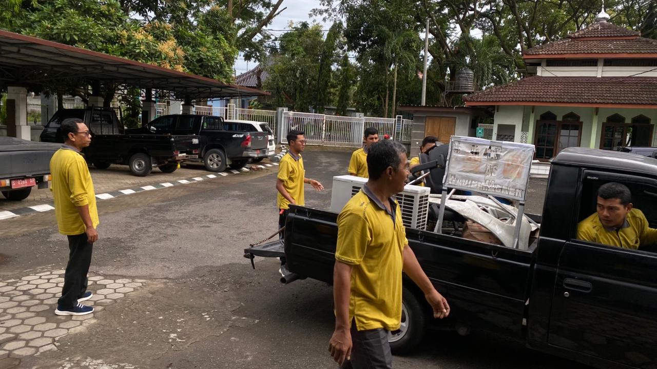 Kerja Bhakti di Lingkungan Kantor