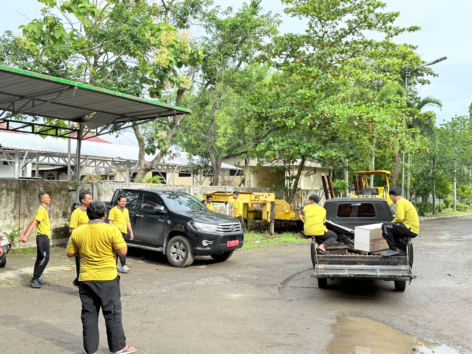 Kerja Bhakti di Lingkungan Kantor