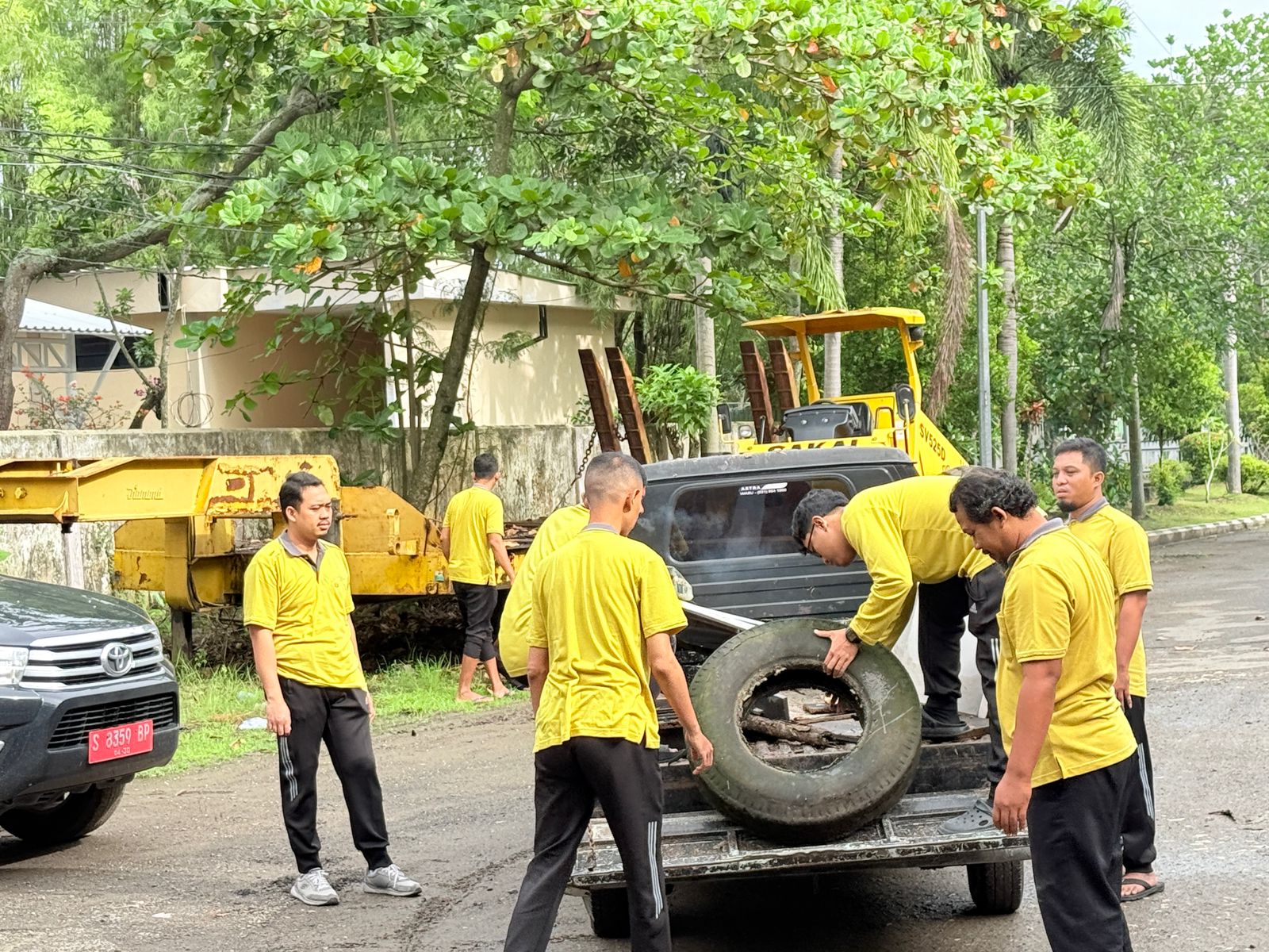 Kerja Bhakti di Lingkungan Kantor