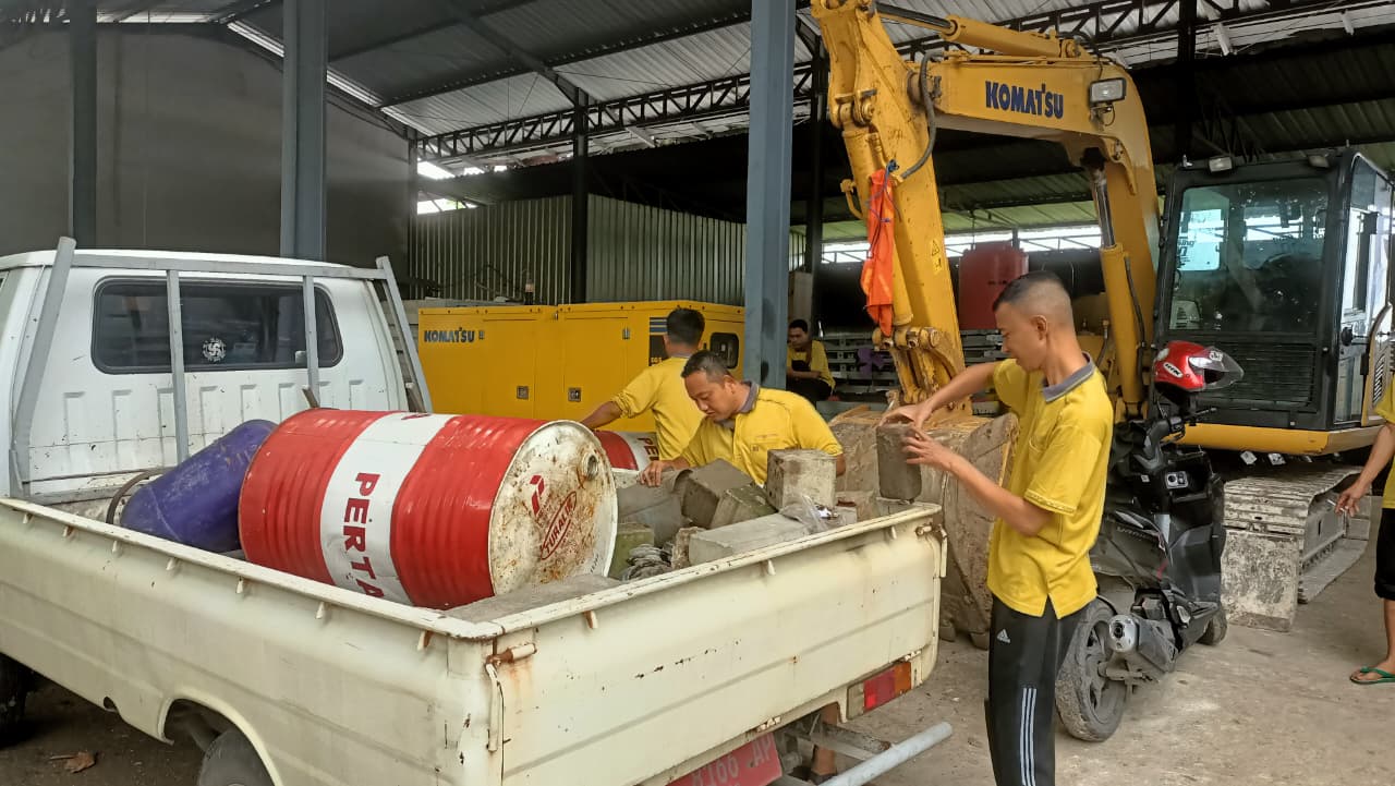 Kerja Bhakti di Lingkungan Kantor