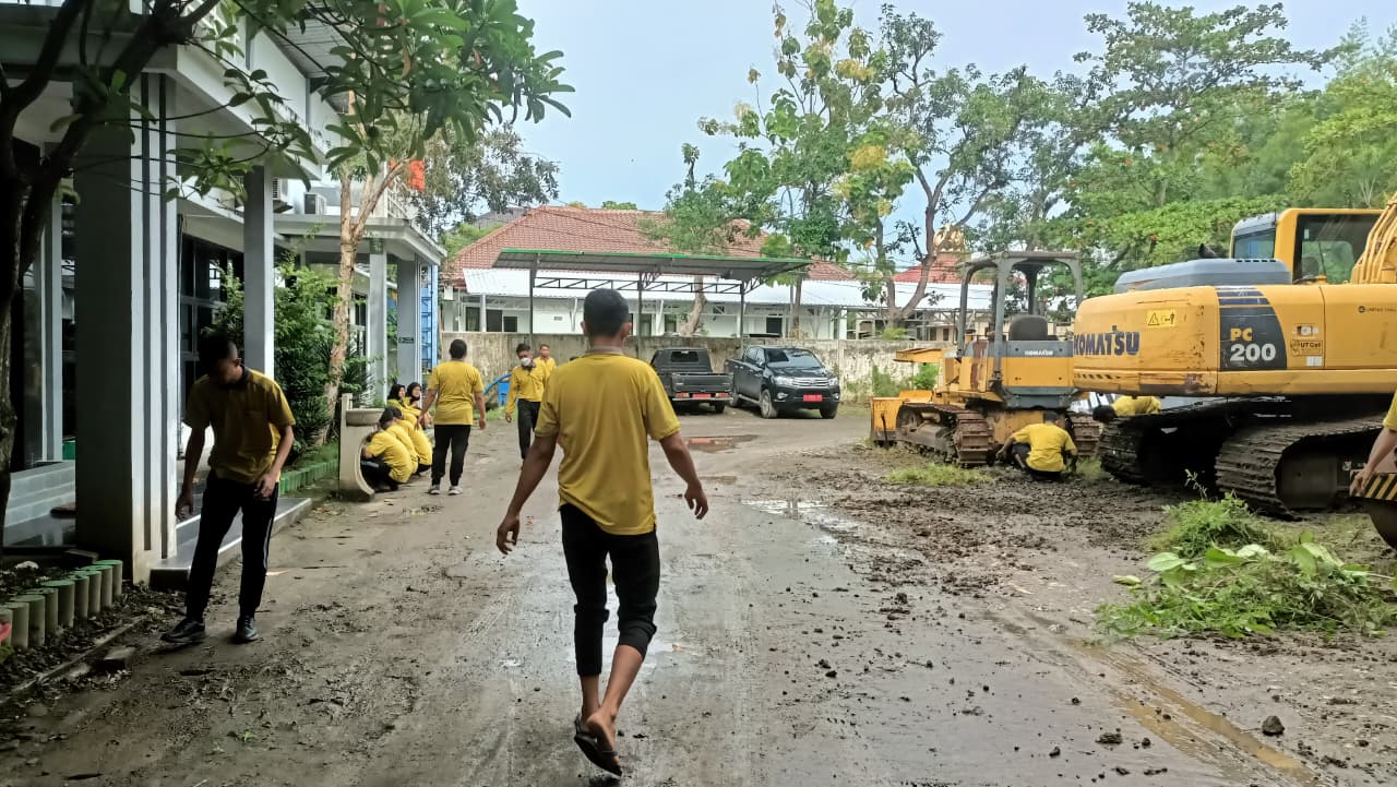 Kerja Bhakti di Lingkungan Kantor