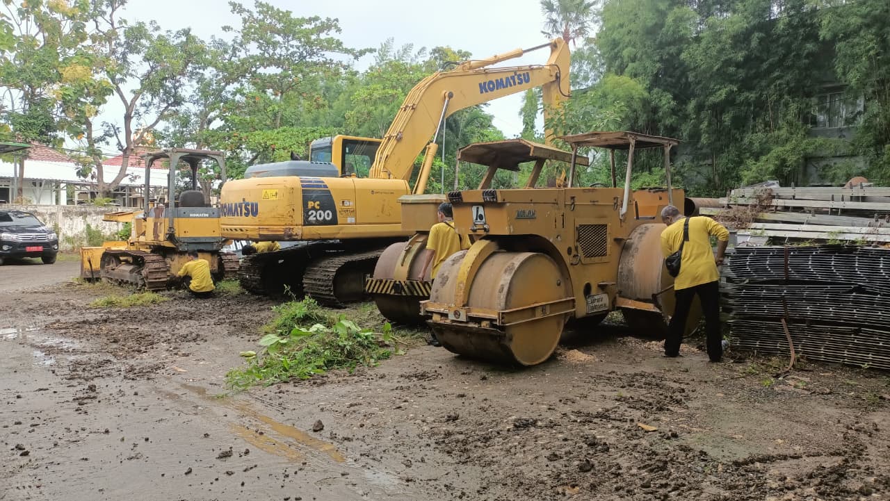 Kerja Bhakti di Lingkungan Kantor