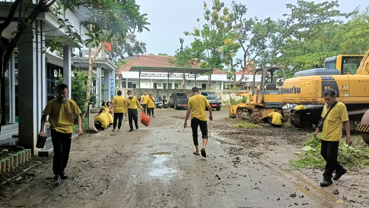 Kerja Bhakti di Lingkungan Kantor
