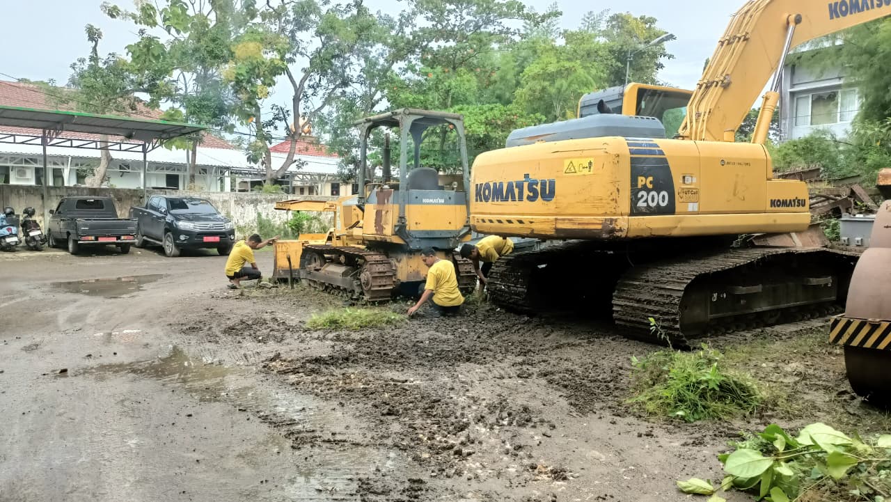 Kerja Bhakti di Lingkungan Kantor