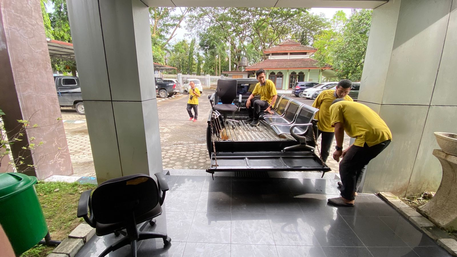 Kerja Bhakti di Lingkungan Kantor