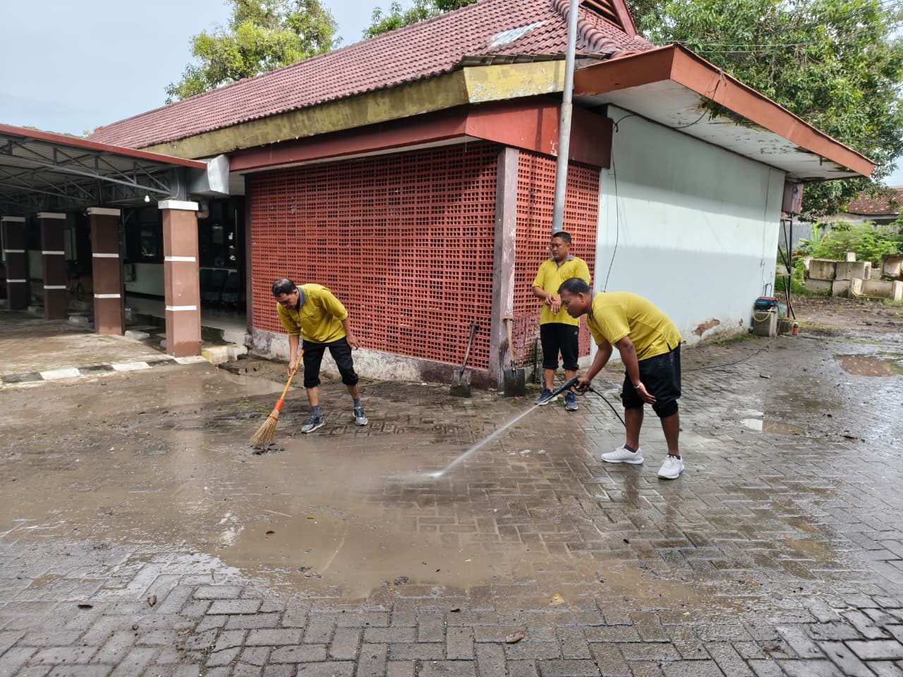 Kerja Bhakti di Lingkungan Kantor