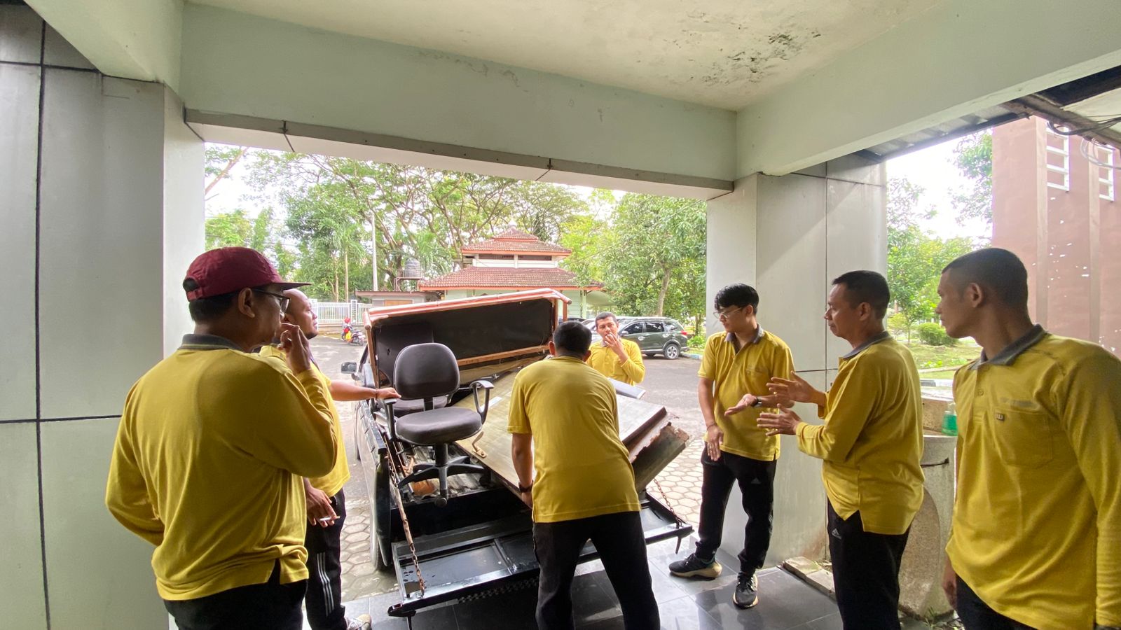 Kerja Bhakti di Lingkungan Kantor