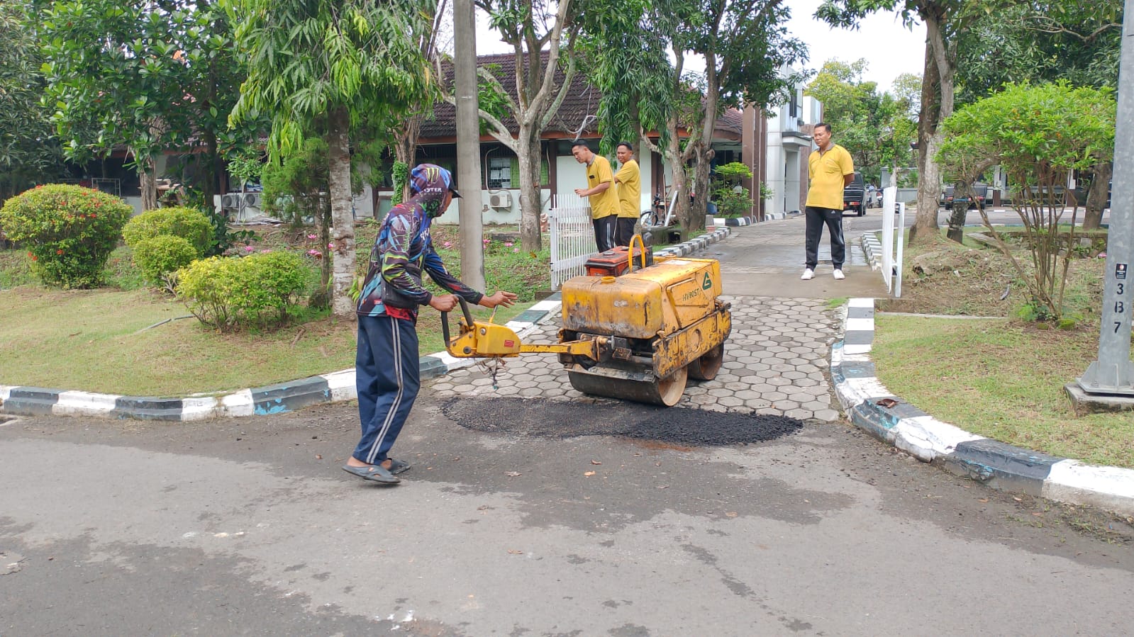 Kerja Bhakti di Lingkungan Kantor