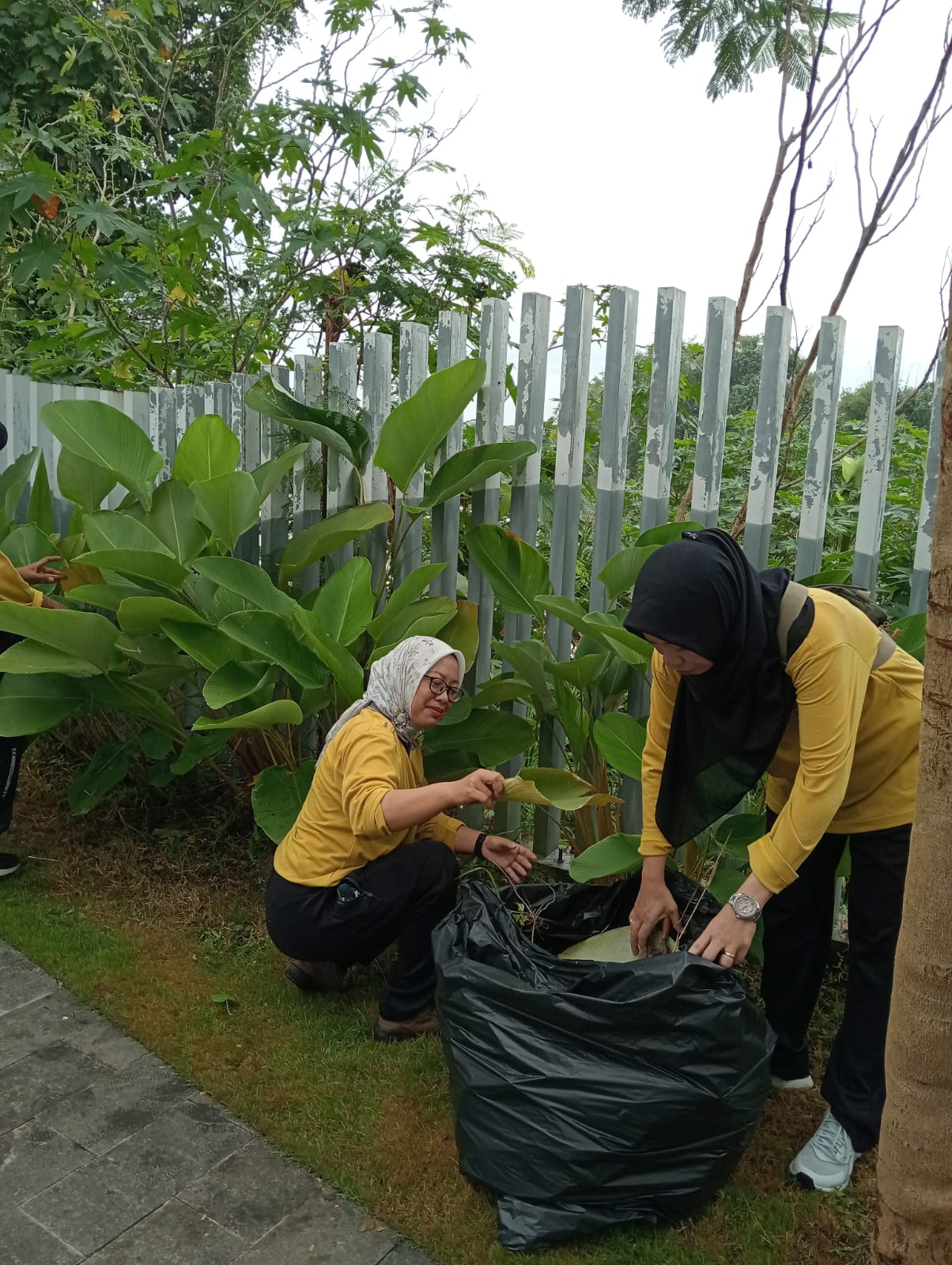 Kerja Bhakti di Lingkungan Kantor